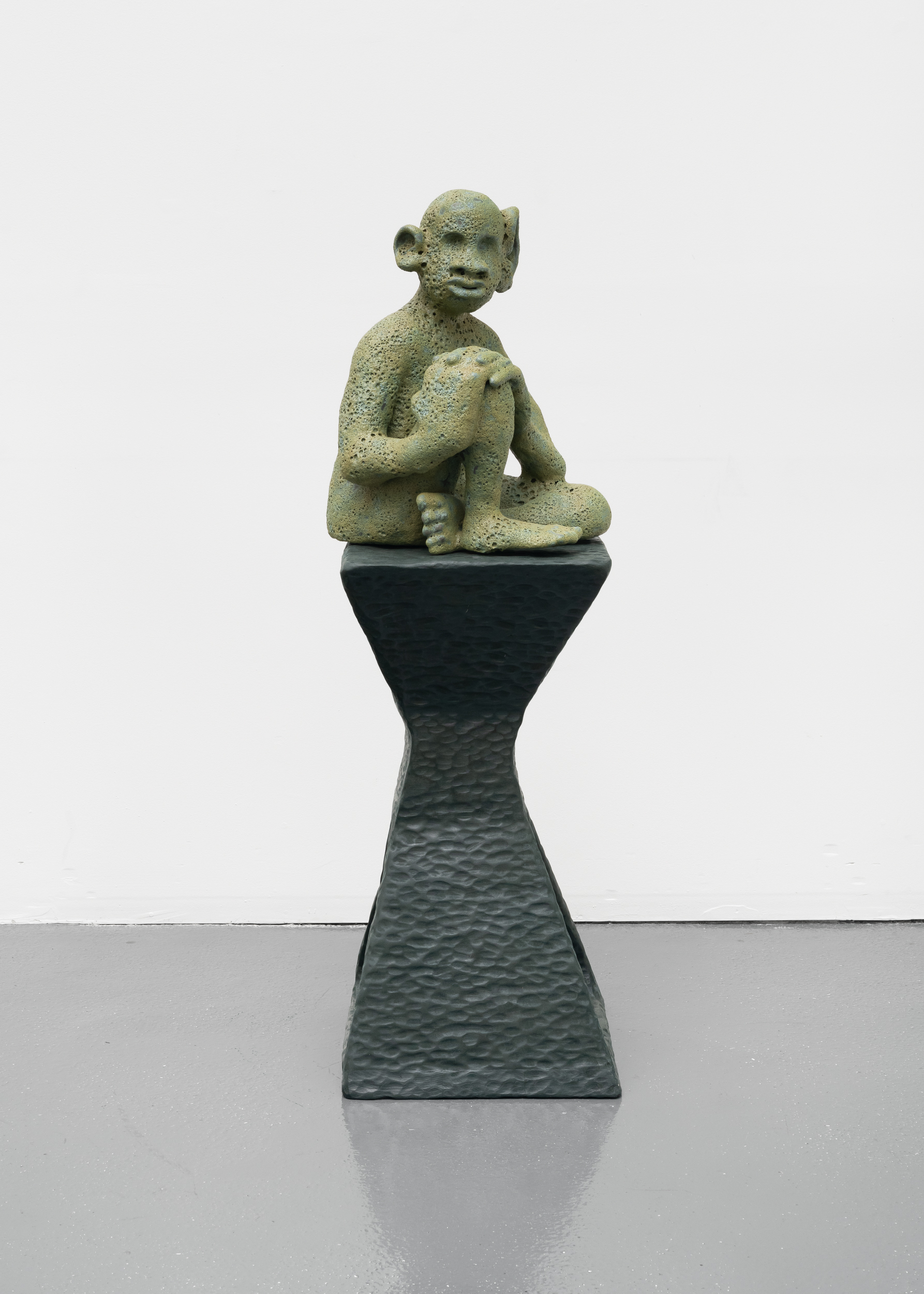 <p>Woody De Othello<br /><em>one ear that hears everything,</em> 2025<br />Glazed ceramic and stained poplar<br />57 x 18 1/4 x 20 inches / 144.8 x 46.4 x 50.8 cm</p>
